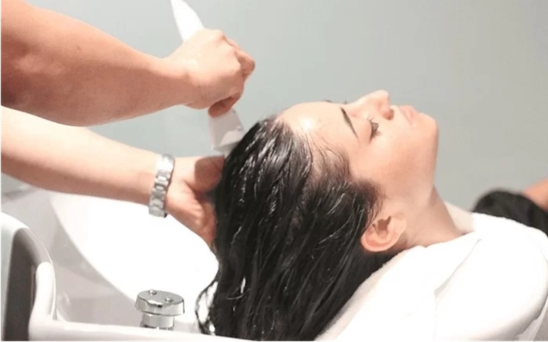 اسکراب کف سر چیست و چه فواید و مضراتی دارد؟ 5 مضرات احتمالی استفاده نادرست از اسکراب کف سر