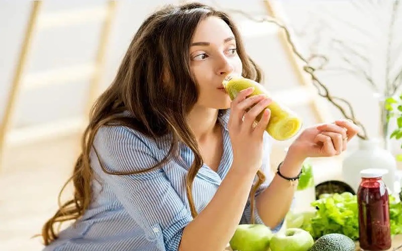 نحوه مصرف آب کرفس برای لاغری: راهی طبیعی و موثر برای کاهش وزن 2 مصرف آب کرفس برای لاغری