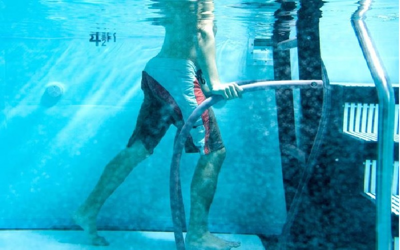 خواص آب درمانی برای لاغری: چطور آب میتواند به کاهش وزن کمک کند؟ 3 مزایا و معایب آب درمانی برای لاغری