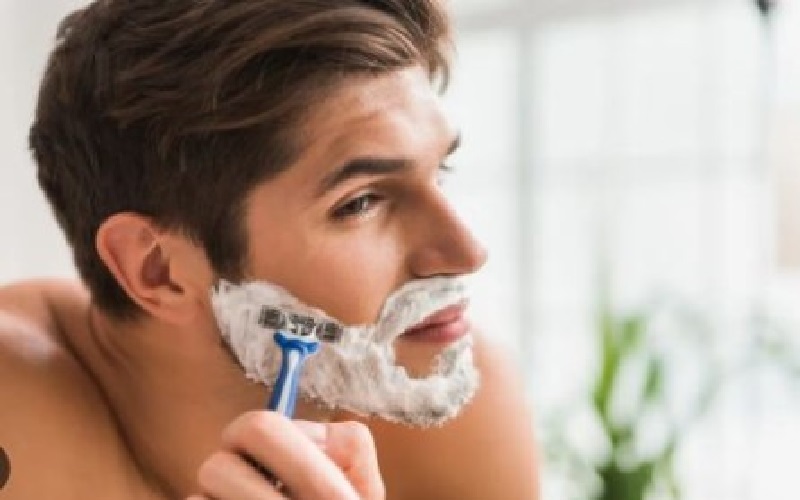 از بین بردن موهای زائد مردان برای همیشه: راهکارها، روشها و مزایا 1 اصلاح با تیغ (Shaving)