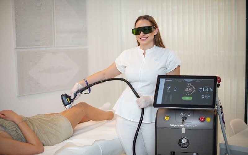 دستگاه لیزر تیتانیوم برای چه پوستی مناسب است؟ بررسی ویژگیها و مزایای این فناوری پیشرفته 1 دستگاه لیزر تیتانیوم