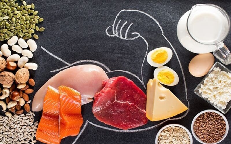 ۵ راهکار چاق شدن سریع و تضمینی؛ چیکار کنم چاق بشم؟ 2 مصرف پروتئین کافی برای عضلهسازی