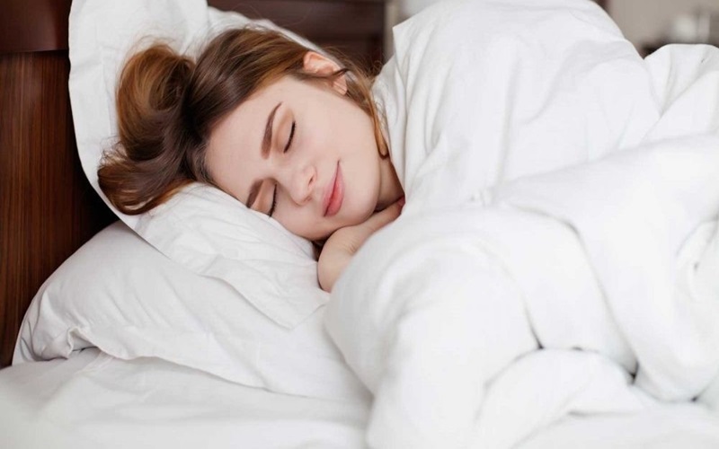 ۲۰ روش طلایی برای مراقبت از مو بعد از کراتینه | راهنمای جامع و تخصصی 3 مدیریت استرس و خواب