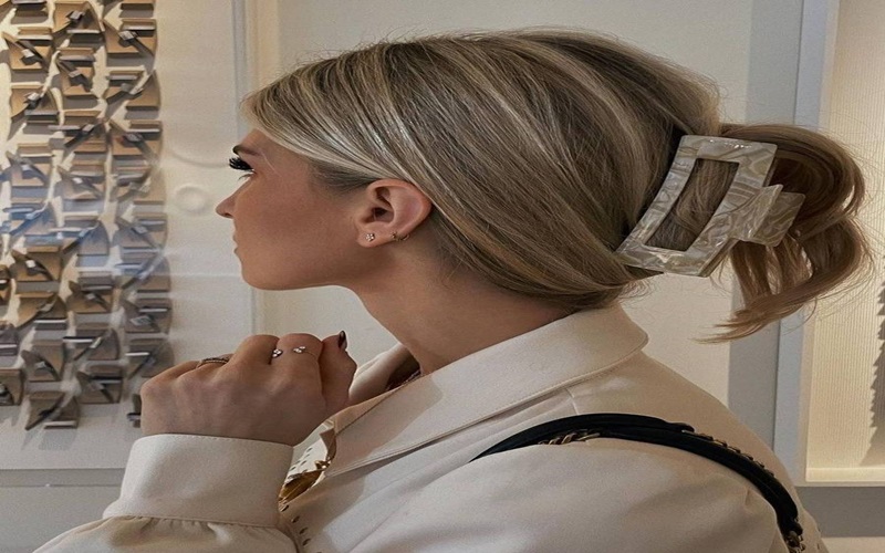 ۲۰ روش طلایی برای مراقبت از مو بعد از کراتینه | راهنمای جامع و تخصصی 2 از کلیپس، کش مو و هدبند دوری کنید