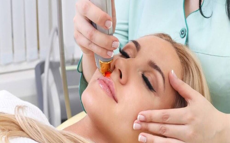 از بین بردن موهای سفید با لیزر: روشها، مزایا و نکات مهم 3 از بین بردن موهای سفید با لیزر: روشها، مزایا و نکات مهم