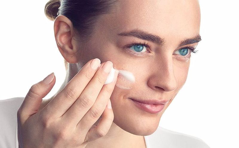 فواید مرطوب کننده پوست: راهنمای کامل انتخاب و استفاده 1 فواید کلیدی استفاده از مرطوب کننده