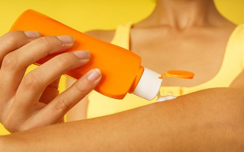 راهنمای انتخاب کرم ضد آفتاب مناسب پوست شما 1 نحوه انتخاب کرم ضد آفتاب مناسب