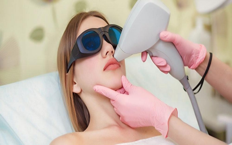 چرا نمیتوانید همزمان لیزر موهای زائد و آفتاب گرفتن را انجام دهید؟ 1 ث 1