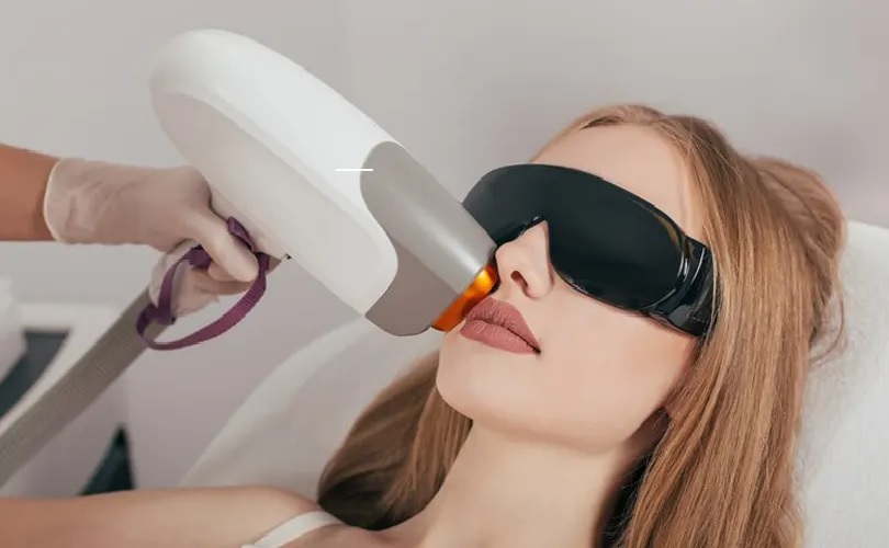 چرا نمیتوانید همزمان لیزر موهای زائد و آفتاب گرفتن را انجام دهید؟ 2 ثث 1