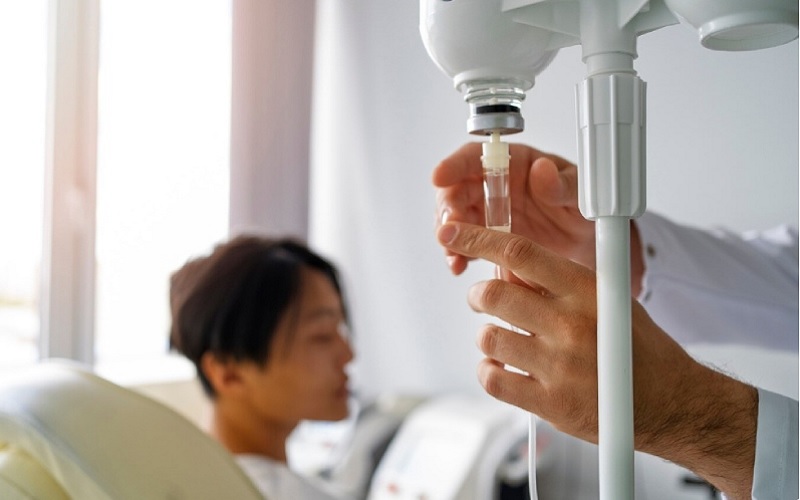 راهنمای جامع سرم درمانی: انواع، کاربردها و نکات مهم 1 سرم درمانی چیست