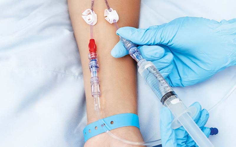 راهنمای جامع سرم درمانی: انواع، کاربردها و نکات مهم 2 محتویات یک سرم درمانی: