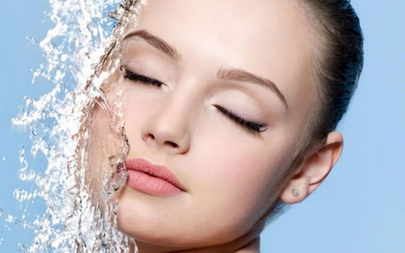 آبرسان ضد جوش؛ معرفی 10 تا از آبرسانهای برتر برای پوست سالم و شاداب 1 همیت استفاده از آبرسان ضد جوش