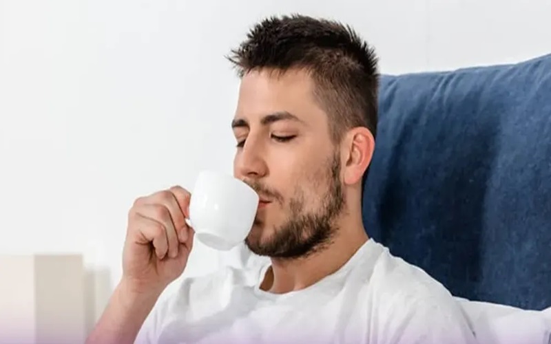 قبل و بعد از کاشت مو می توانیم چای یا قهوه بخوریم؟ راهنمای کامل مراقبتهای تغذیهای 1 اهمیت رعایت نکات تغذیهای قبل و بعد از کاشت مو