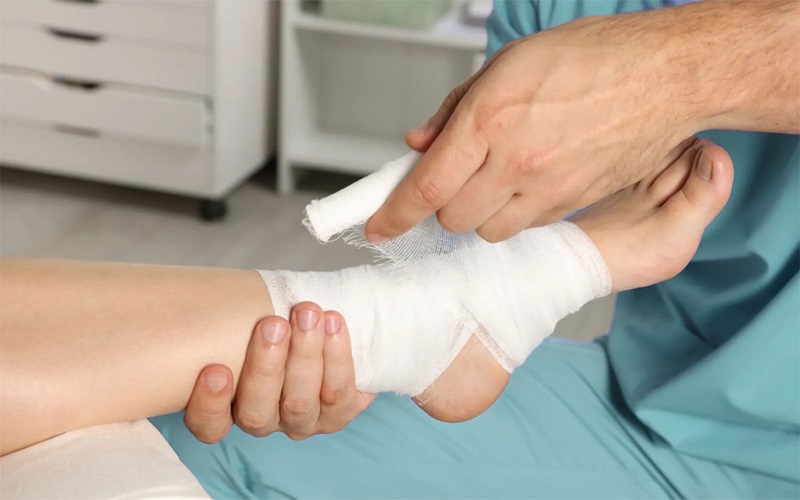 انواع پانسمان زخم بستر: اطلاعات ضروری برای بیماران و مراقبین 4 نقش مراقبان در مراقبت از زخم بستر و پانسمان