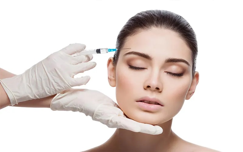 بهترین روش از بین بردن بوتاکس؛ ۵ روش بیخطر و فوری 2 ماساژ ملایم و تحریک جریان خون