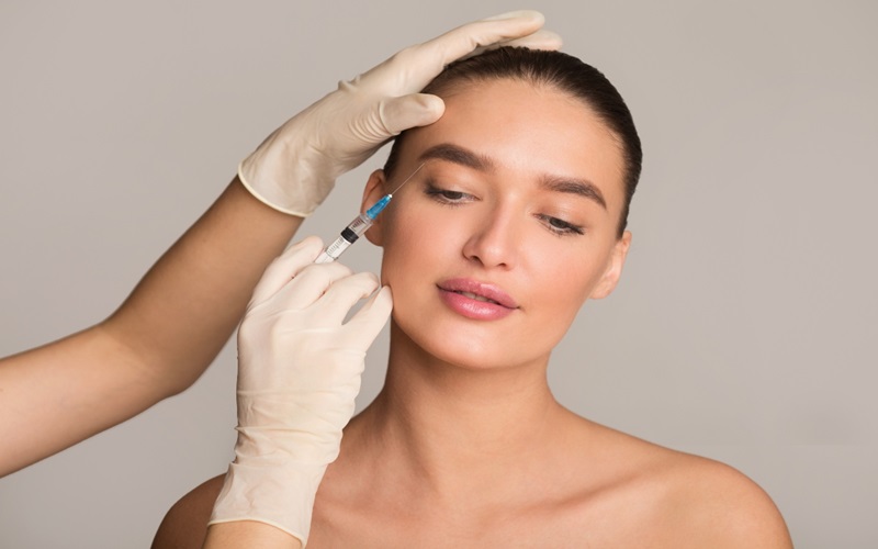 از چند سالگی باید بوتاکس کرد؟؛ همه چیز درباره بوتاکس صورت 3 عوامل تعیینکننده زمان مناسب بوتاکس صورت