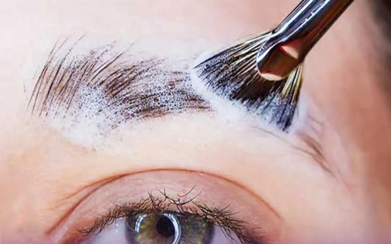 زمان و نحوه شستشو ابروها بعد از کاشت ابرو | راهنمای جامع مراقبتها 1 اهمیت شستشو ابروها بعد از کاشت