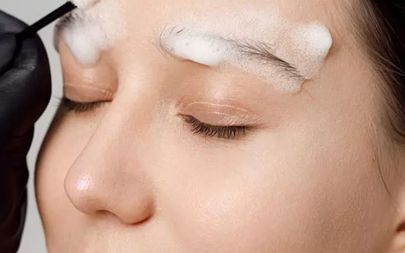 زمان و نحوه شستشو ابروها بعد از کاشت ابرو | راهنمای جامع مراقبتها 3 روش صحیح شستشو ابروها بعد از کاشت