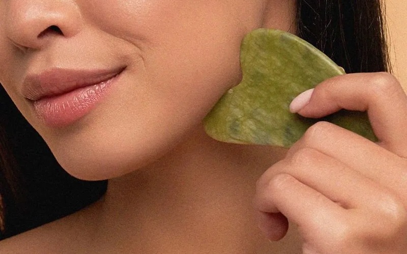 ۱۵ روش از بین بردن غبغب در خانه 2 استفاده از سنگ گوا شا