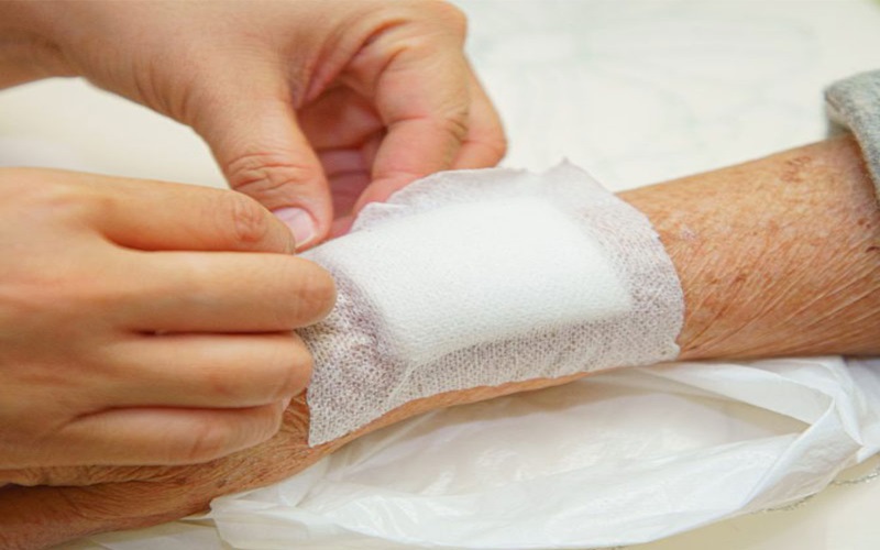 انواع پانسمان زخم بستر: اطلاعات ضروری برای بیماران و مراقبین 1 پپپ