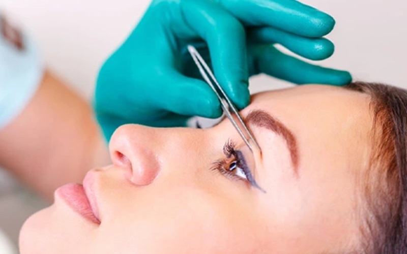 انواع مدل های بلفاروپلاستی: راهنمای کامل روشهای جراحی ترمیم پلک 6 بلفاروپلاستی لیزری: استفاده از لیزر در جراحی و مزایای آن