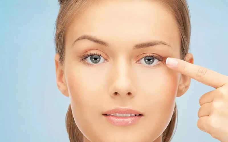 بهترین روش درمان افتادگی پلک کدام است؟ مقایسه جامع جراحی و غیرجراحی 1 افتادگی پلک (پتوز) چیست و چگونه تشخیص داده میشود؟