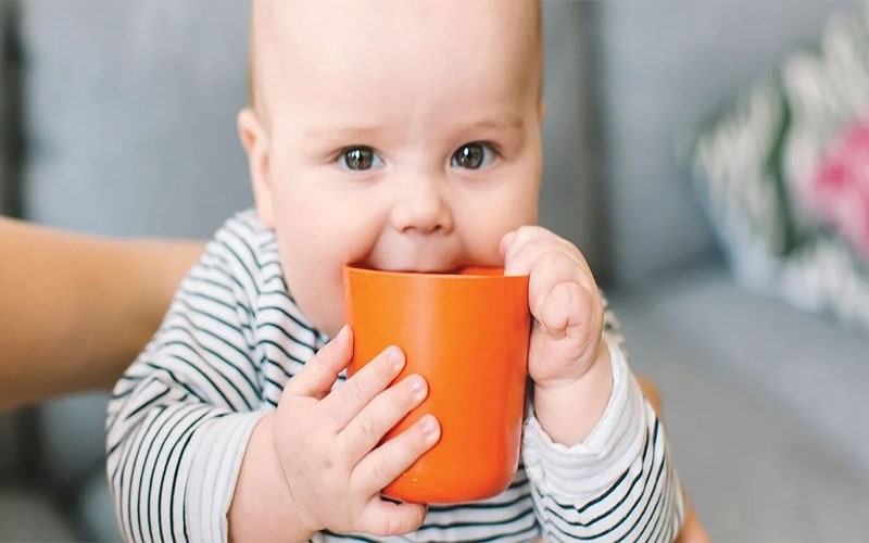 چرا نوزادان نباید آب بنوشند؟ مضرات نوشیدن آب در نوزادان 1 نیاز نوزاد به آب از طریق شیر مادر یا شیر خشک