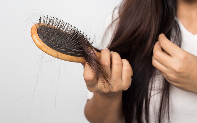 چه میزانی از ریزش مو طبیعی است؟ 2 چه عواملی باعث افزایش ریزش مو طبیعی میشود؟