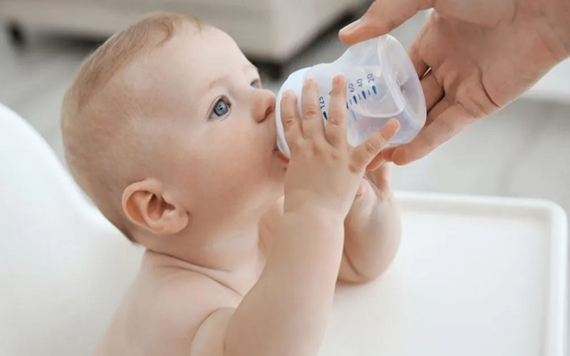 چرا نوزادان نباید آب بنوشند؟ مضرات نوشیدن آب در نوزادان 2 مسمومیت با آب (هیپوناترمی)