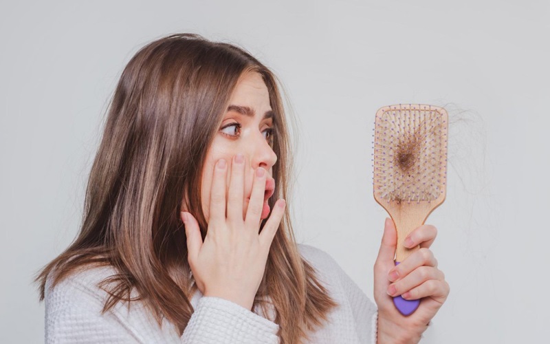 چه میزانی از ریزش مو طبیعی است؟ 3 راهکارهایی برای حفظ ریزش مو طبیعی