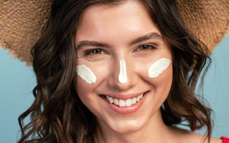 7 مدل بهترین ضد آفتاب برای پوست چرب با منافذ باز 1 نکات مهم در انتخاب ضد آفتاب برای پوست چرب