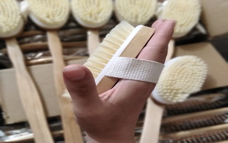 11 روش درمان سلولیت خانگی و کلینیکی 1 ماساژ با برس خشک