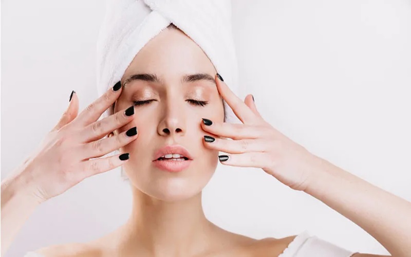 زیبایی و جوانسازی پوست به روش طبیعی با یوگای صورت 3 تمرین فک و گردن