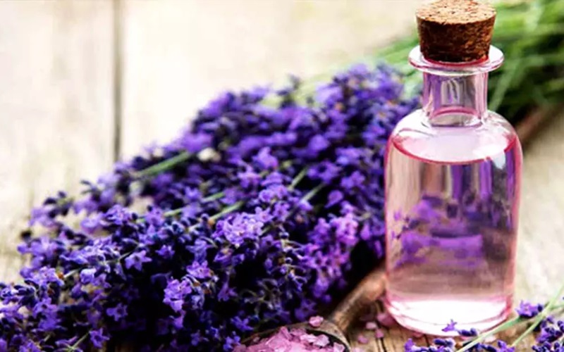 درمان خانگی لک صورت | از بین بردن لک صورت با 10 روش خانگی 3 روغن اسطوخودوس