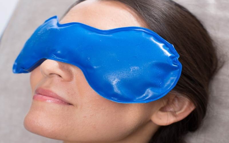 ۶ روش درمان خانگی پف زیر چشم؛ ساده، مؤثر و کاربردی 1 استفاده از کمپرس سرد