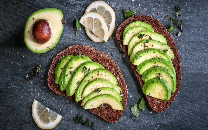 ۸ ماده غذایی مفید که برای سلامت پوست و مو معجزه میکنند 2 آووکادو