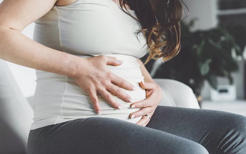 نفخ شکم در بارداری: علتها و راههای درمان 2 علائم همراه نفخ شکم در بارداری