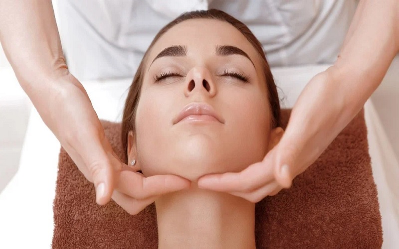 آموزش انواع ماساژ صورت برای از بین بردن پف و چروک صورت 3 ماساژ کلاسیک با حرکات دورانی