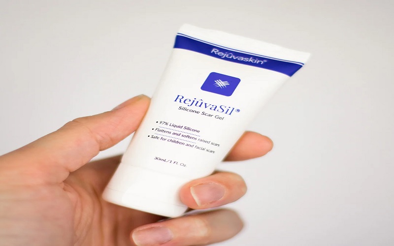 پماد برای از بین بردن جای زخم؛ معرفی بهترین کرمها و ژلهای ترمیمکننده 4 ژل ترمیمکننده رژواسیل (Rejuvasil)؛ انتخاب ایمن برای کودکان و گوشت اضافه