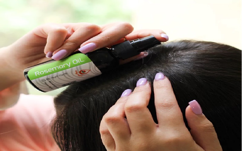 انواع روغنهای گیاهی برای تقویت مو: راهنمای جامع برای رشد و سلامت موها 3 روغن رزماری