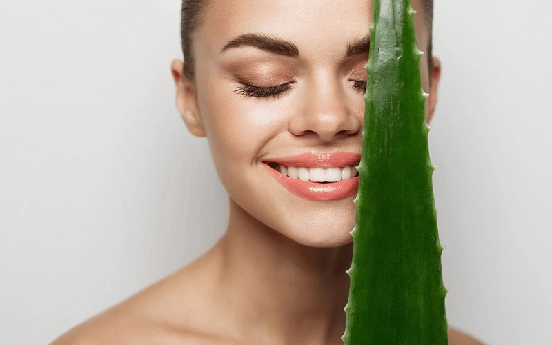 طرز استفاده از آلوئه ورا برای لک صورت: روشها، فواید و نکات مهم 3 عوارض جانبی احتمالی و نکات احتیاطی در مصرف آلوئه ورا برای پوست