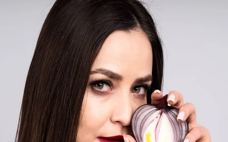 ماسک آب پیاز: راه حلی طبیعی برای لک، جای جوش و تیرگی صورت 1 آیا ماسک آب پیاز واقعا برای لک