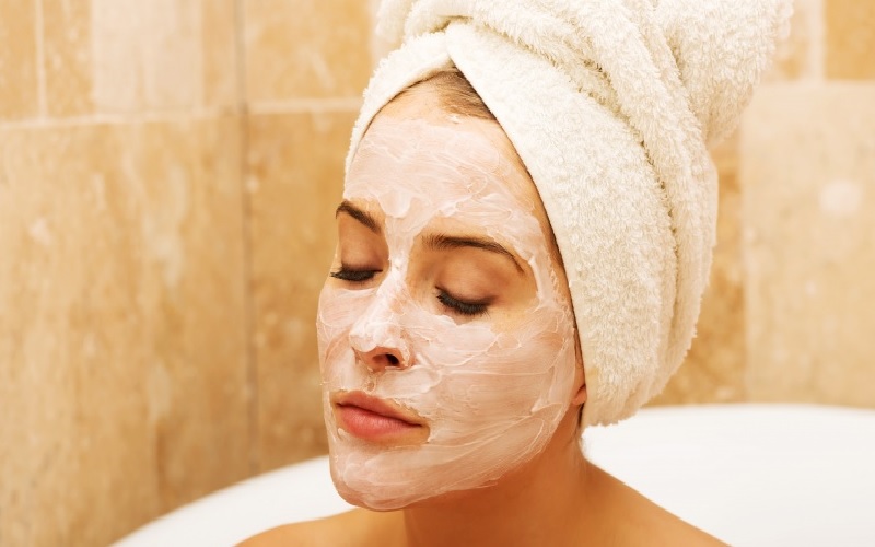 ۵ روش معجزهآسا: درمان خانگی لک صورت و داشتن پوستی شفاف 1 ماسک شیر: معجزه اسید لاکتیک