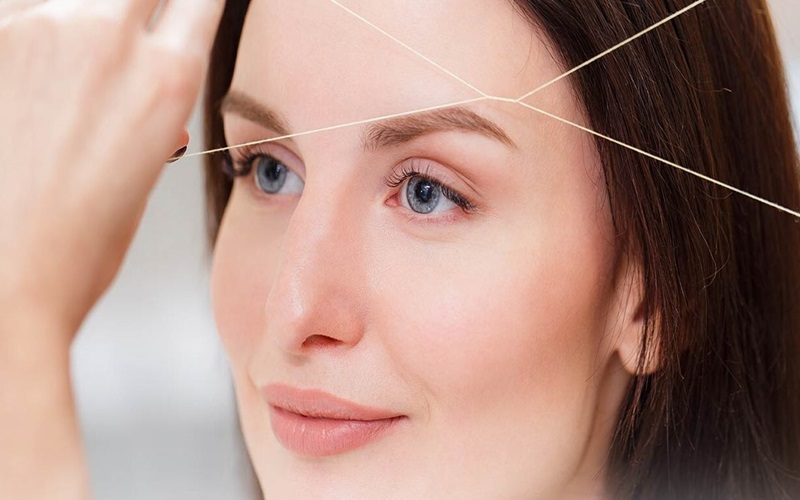 از بین بردن موهای زائد در یک روز با 6 راهکار ساده 4 اصلاح صورت با نخ: روش سنتی حذف موهای زائد، مخصوصاً برای صورت