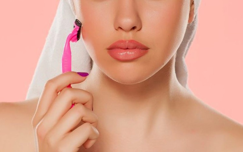 از بین بردن موهای زائد در یک روز با 6 راهکار ساده 1 اصلاح با تیغ: سریعترین و در دسترسترین روش حذف موهای زائد