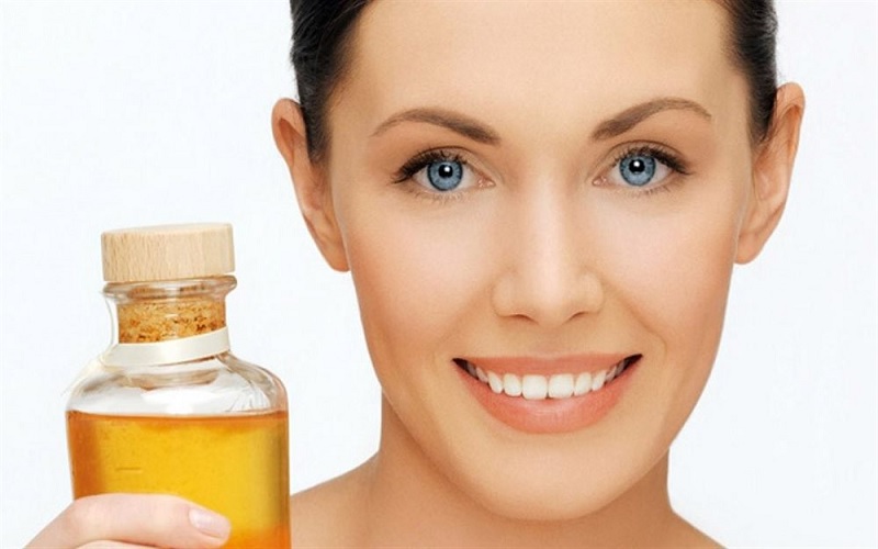 معرفی 20 درمان گیاهی موثر برای محو اسکارهای پوستی و جای زخم 5 روغن بادام شیرین: تغذیهکننده و افزایشدهنده انعطافپذیری پوست