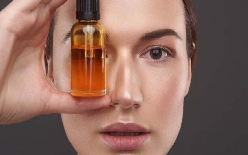 معرفی 20 درمان گیاهی موثر برای محو اسکارهای پوستی و جای زخم 6 روغن رزماری: بهبود گردش خون و جوانسازی پوست